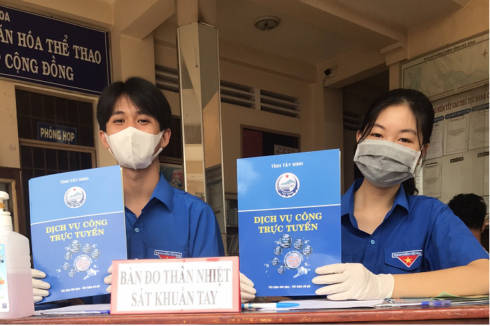 Phối hợp với Đoàn Thanh niên phường, UBND phường Long Hoa hướng dẫn tổ chức công dân khi đến giao dịch phải quét mã QR khai báo y tế điện tử, cài đặt Bluezone.